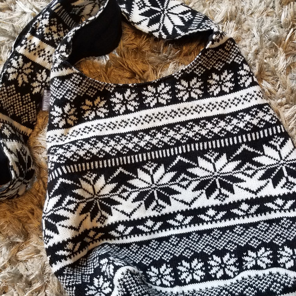Muk Luks Handbags - Muk Luks Knit Snowflake Cross Body Hobo Bag Purse